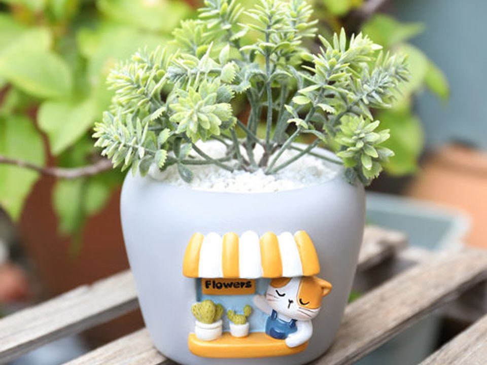 Creative cat-shaped novelty planter detail